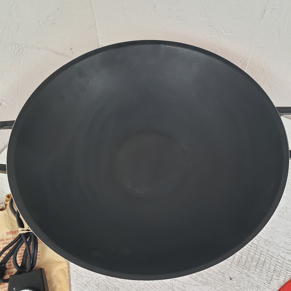 West Bend Electric Wok Red Vintage 1000W Model 5109 with Lid and Base Stand Nice - Picture 3 of 9